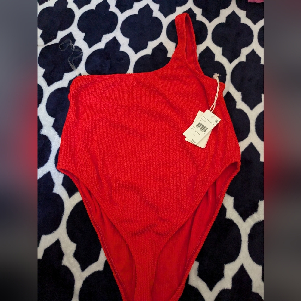 Good American Always Fits Hot Shoulder One  Piece in Bright Poppy
